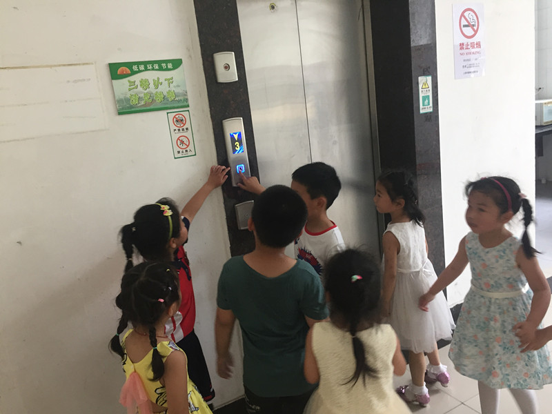成都電梯,四川電梯,成都別墅電梯,成都家用電梯,四川別墅電梯,平臺(tái)電梯，成都平臺(tái)電梯，四川平臺(tái)電梯，四川家用電梯,成都萬(wàn)安佳居電梯有限公司 如何引導(dǎo)孩子安全坐電梯-成都別墅電梯